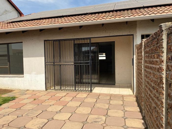 Property #ENT0258812, Townhouse for sale in Parkrand