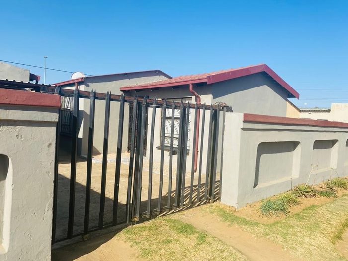 Property #ENT0258831, House for sale in Etwatwa