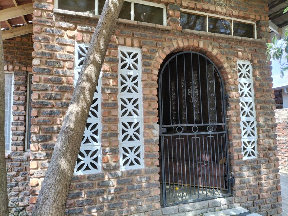 793 Hanny Street East Pretoria Gardens - Front entrance to main door.pdf.jpeg