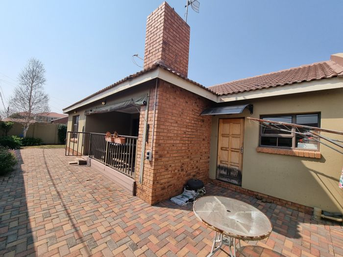 Property #ENT0259105, Townhouse for sale in Secunda