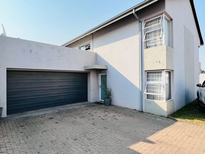 Property #ENT0259261, Townhouse for sale in Die Heuwel & Ext
