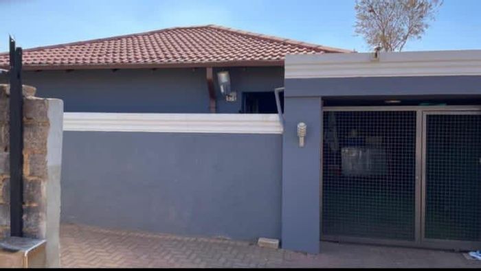 Property #ENT0259349, House for sale in Protea Glen