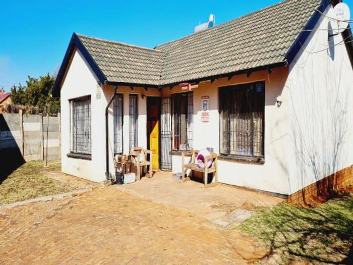 Property #ENT0260294, House for sale in Lenasia