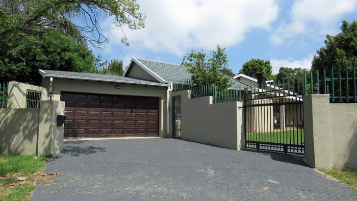 Property #ENT0260391, House for sale in Randpark Ridge