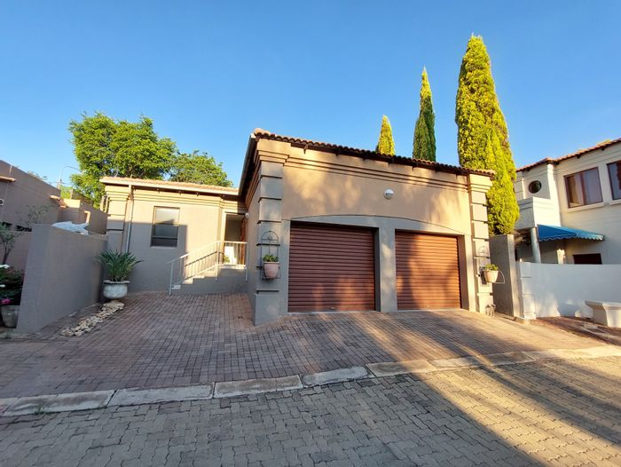 Property #ENT0262346, Townhouse for sale in Centurion Golf Estate