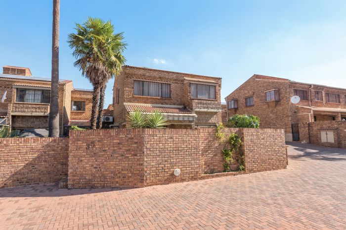 Property #ENT0262551, Townhouse for sale in Bedfordview