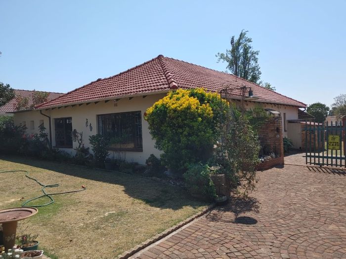 Property #ENT0262589, House for sale in Kempton Park Central