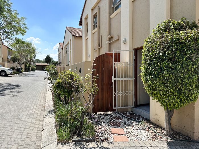 Property #ENT0263315, Townhouse for sale in Sunninghill