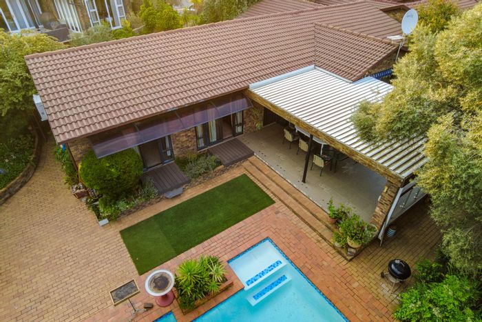 Fourways House For Sale: 3 beds, pool, garden, security, near schools and malls.