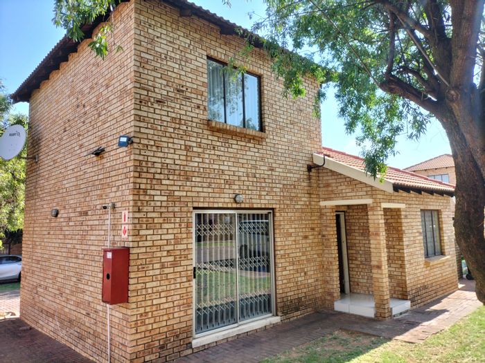 Property #ENT0264362, Townhouse for sale in Witpoortjie