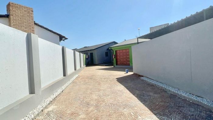 Property #ENT0264398, House for sale in Pimville