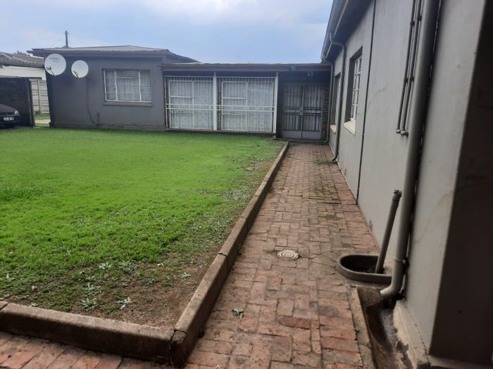 Prime Investment: 4-unit house in Ermelo Central, potential for 5th unit. Rental income opportunity.