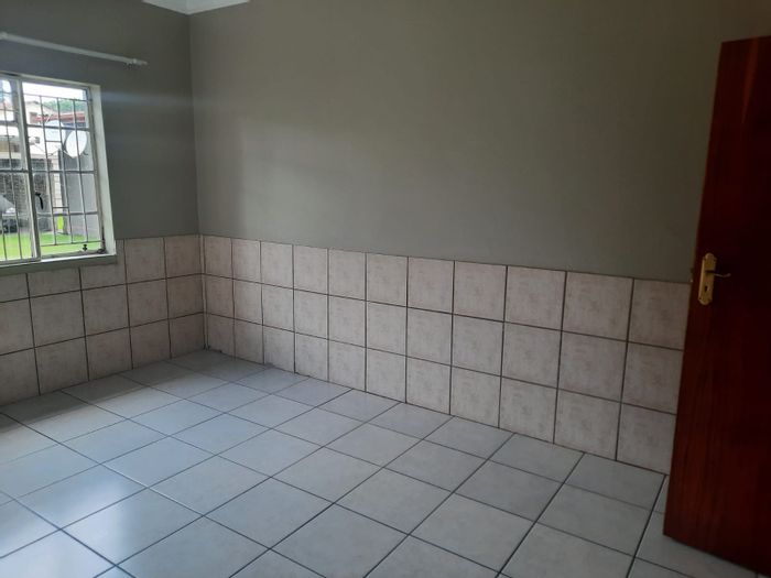 Prime Investment: 4-unit house in Ermelo Central, potential for 5th unit. Rental income opportunity.