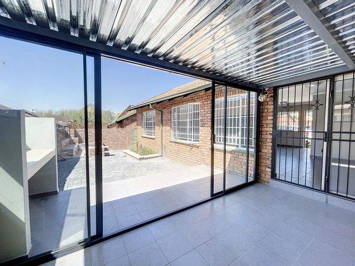 Property #ENT0264863, Townhouse for sale in Garsfontein