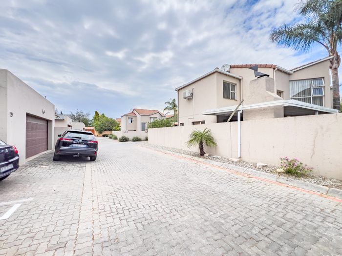 Property #ENT0264927, Townhouse for sale in Sunninghill