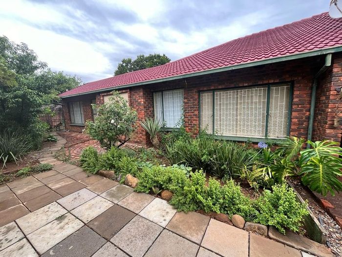 Property #ENT0265418, House for sale in Garsfontein