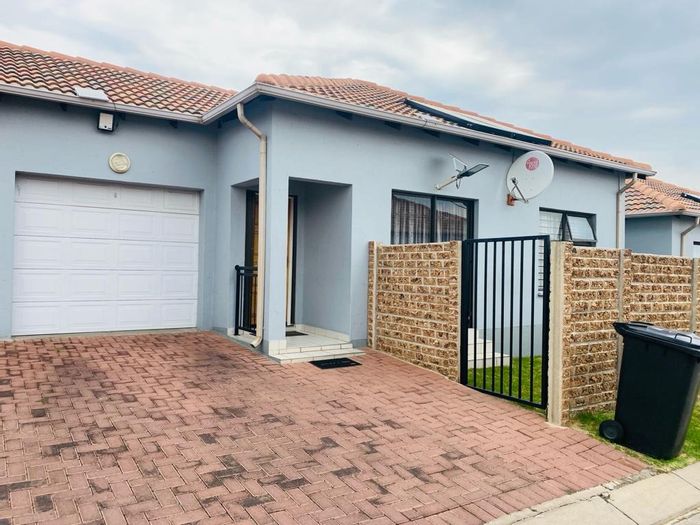 Property #ENT0265768, Townhouse for sale in Parkrand