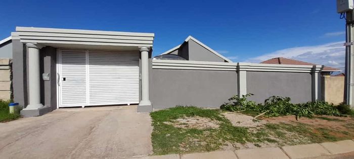 Property #ENT0265878, House for sale in Lenasia South