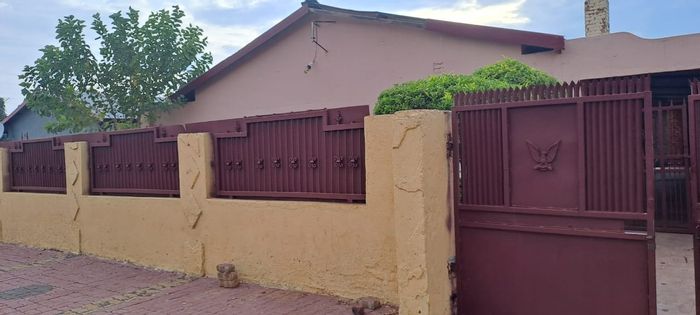 Property #ENT0267226, House for sale in Lebowakgomo