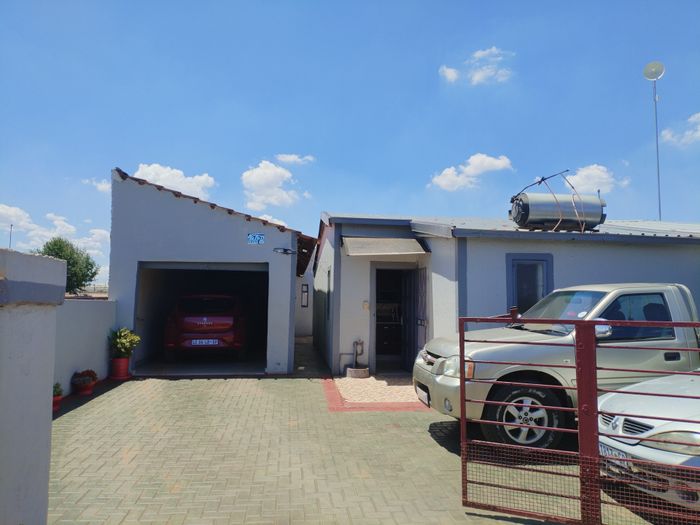 Property #ENT0267709, House for sale in Roodekop