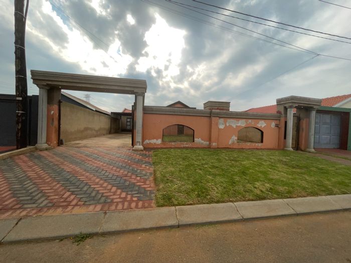 Property #ENT0268167, House for sale in Protea Glen