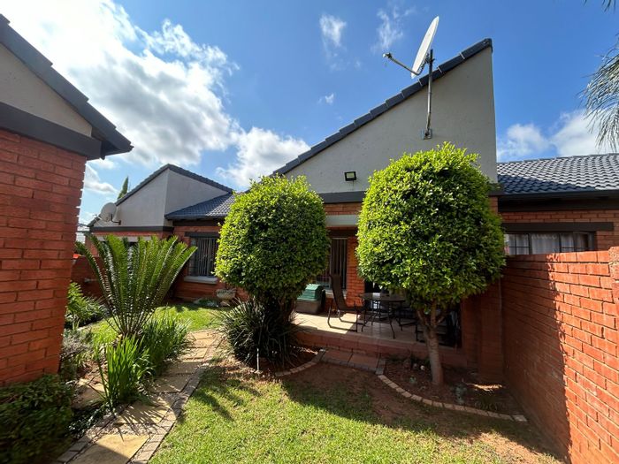 Property #ENT0268102, Townhouse for sale in Mooikloof Ridge