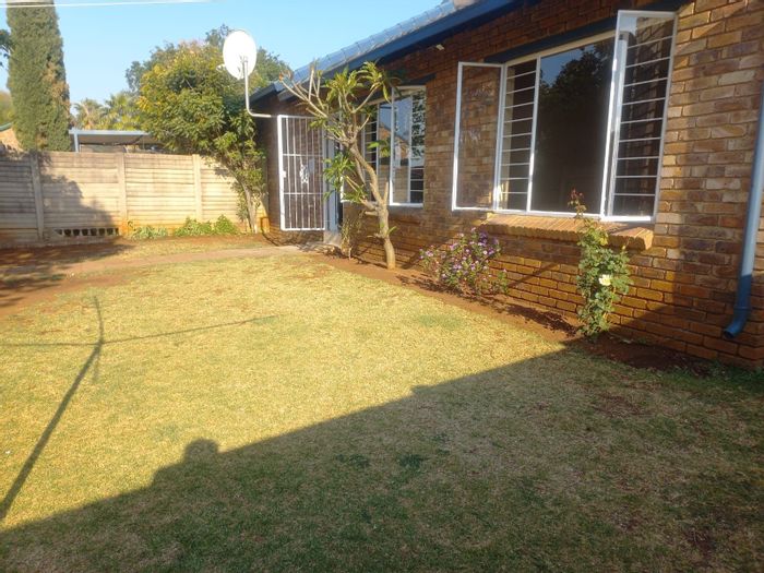 Property #ENT0268785, Townhouse for sale in Rooihuiskraal North