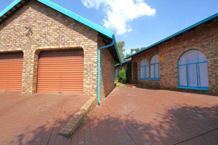 Property #ENT0269076, House for sale in Rooihuiskraal