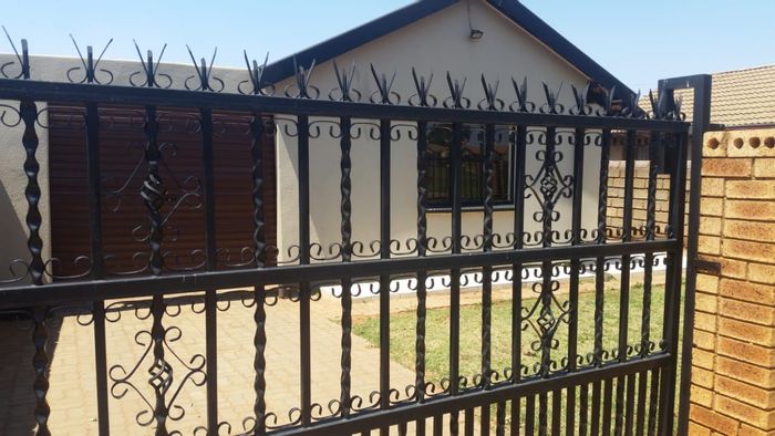 Property #ENT0269878, House for sale in Protea Glen