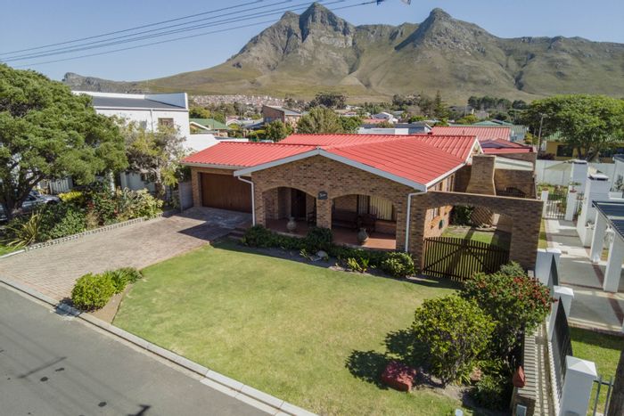 Property #ENT0270355, House for sale in Kleinmond Central