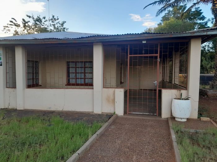 Spacious 4-Bed House in Kuruman Central – Great Renovation Opportunity, For Sale!