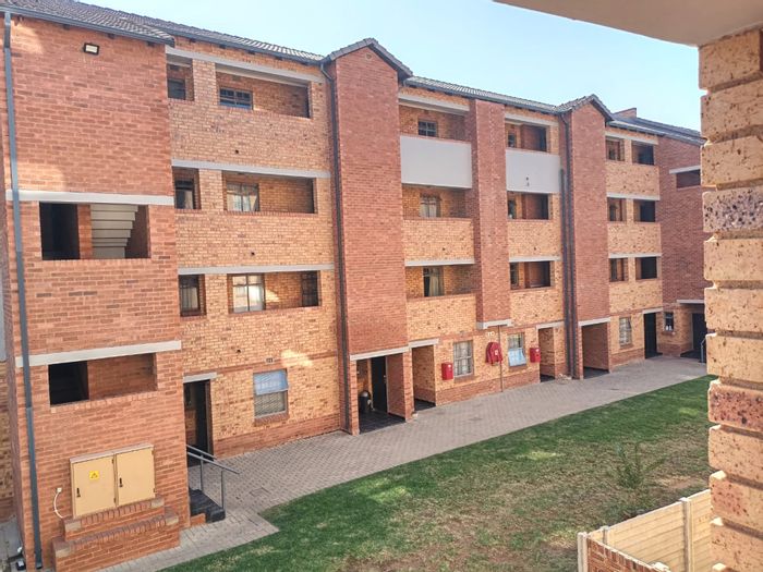 Heuweloord Apartment for Sale: Modern 2 Bed Unit, Close to Forest Hill Mall.