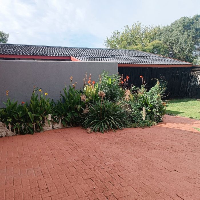 Spacious 4-Bed House in Secunda Central with Modern Amenities, Garage, and Covered Porch.