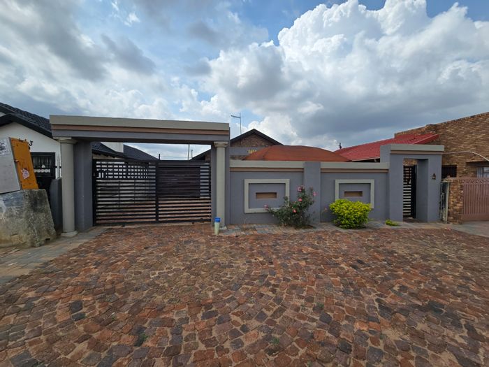Property #ENT0273929, House for sale in Daveyton