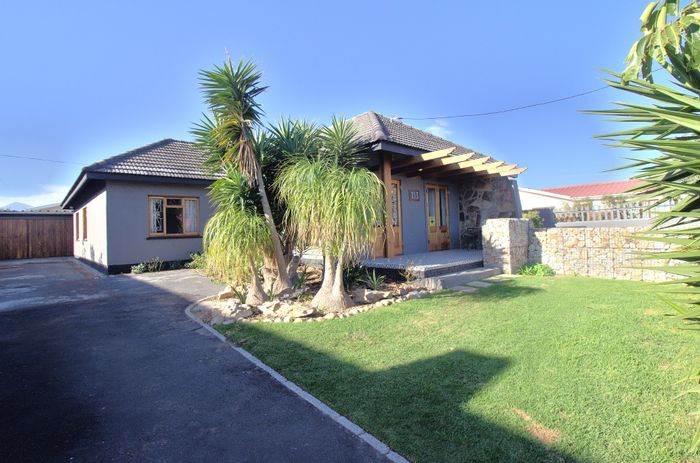 Modern Lochnerhof 3-Bedroom House with Flatlet, Double Garage, Patio, and Braai Area