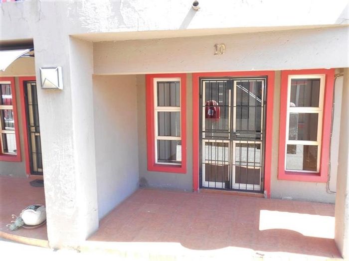 Property #ENT0278397, Townhouse for sale in Lenasia