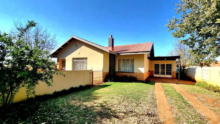 House for Sale in Ventersdorp Central: Includes garage, carport, and 1-bedroom apartment.