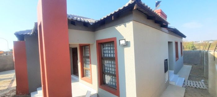 Modern 3-Bedroom House in Mahlasedi Park, Close to Amenities and Transport!