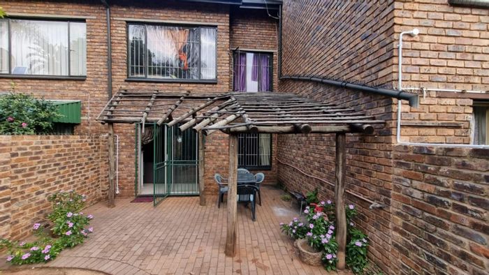 Spacious 2-Bed Townhouse in Wonderboom South, Near Schools and Shopping Centres!