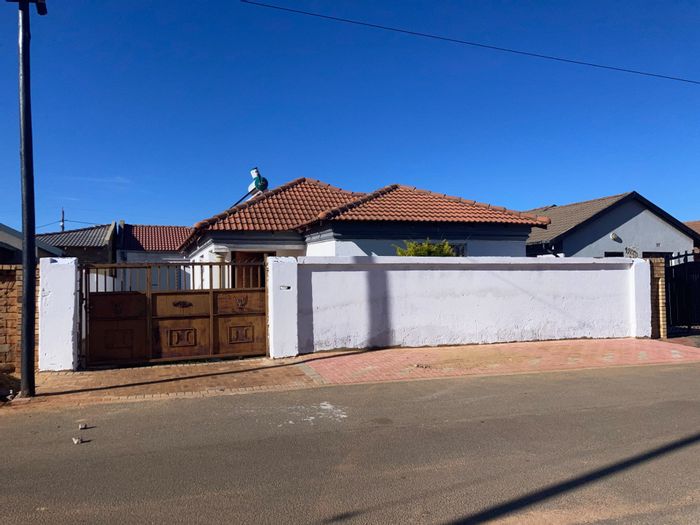 Property #ENT0214780, House for sale in Protea Glen