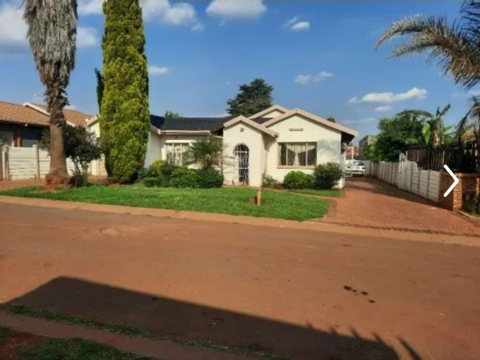 Property #ENT0215901, House for sale in Lenasia South