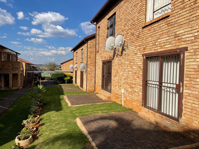Property #ENT0222066, Townhouse for sale in Roodepoort