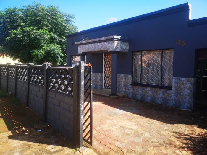 Property #ENT0225962, House for sale in Lenasia