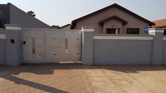 Property #ENT0229921, House for sale in Buhle Park