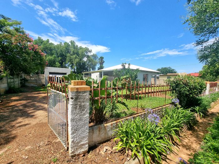 Property #ENT0234373, House for sale in Potchefstroom Central
