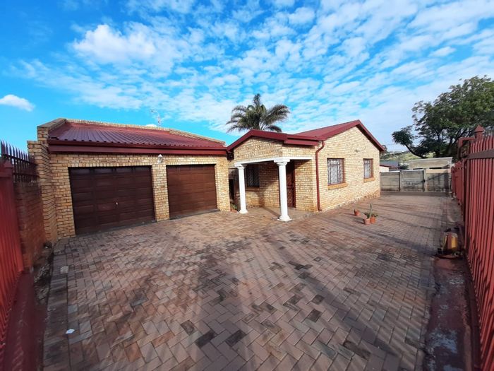 Laudium House For Sale: 4 bedrooms, open plan living, ample parking, close to amenities.