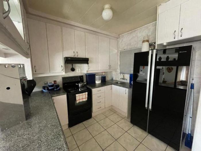Property #ENT9002984, Apartment for sale in Krugersdorp Central