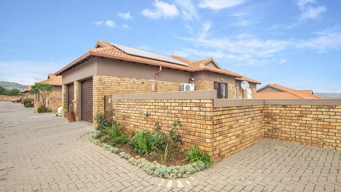 Modern 3 Bed Townhouse For Sale in Wilgeheuwel - Must See!