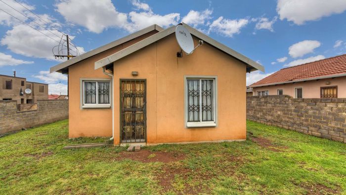 Charming 3 Bed House for Sale in Protea Glen with Spacious Garden