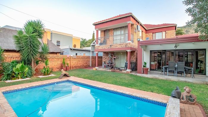 House for Sale in Amandasig Ext 2: 7 bedrooms, pool, ample parking, spacious deck.
